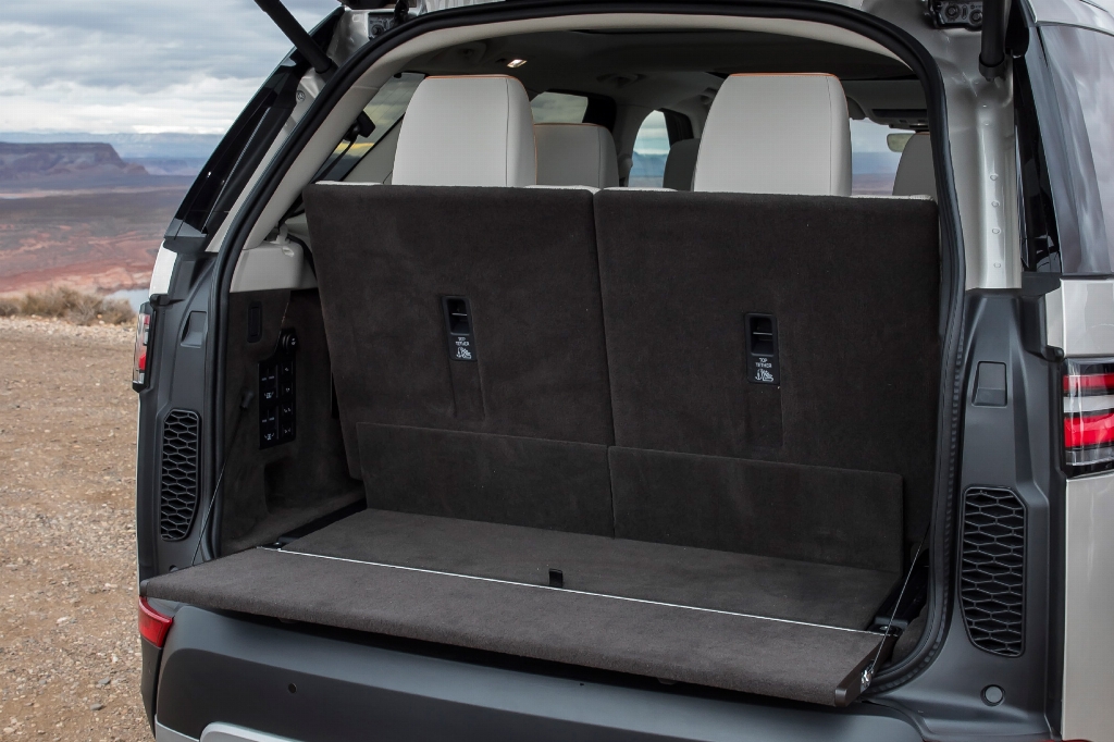 2017-Land-Rover-Discovery-interior-view-cargo.jpg