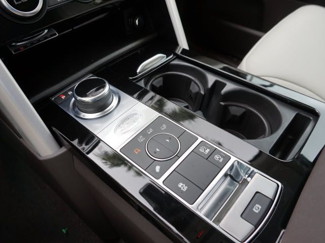 2017-land_rover-discovery-1033334059.jpg