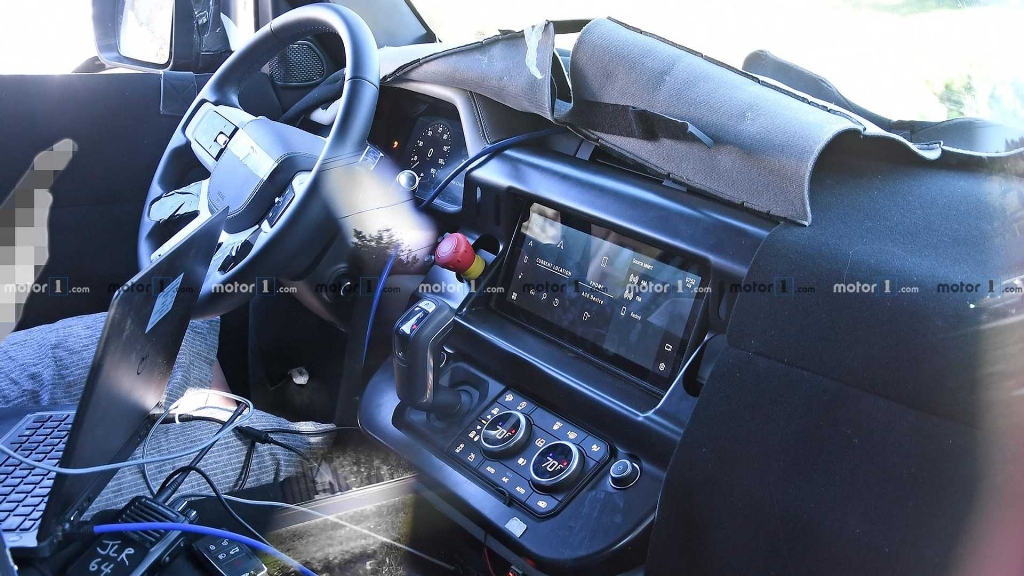 2020-land-rover-defender-spy-photos.jpg