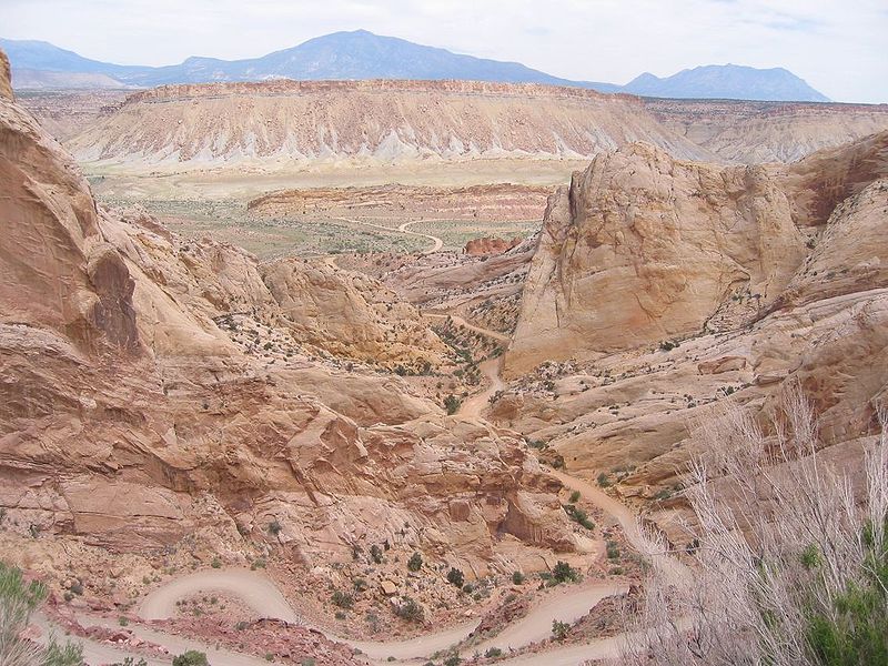 800px-Capitol_Reef_-_Burr_Trail.jpg