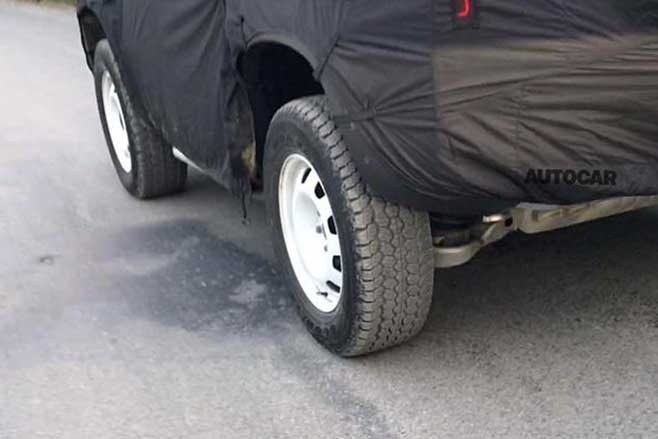 Entry-spec-2020-Land-Rover-Defender-spied-wheel.jpg