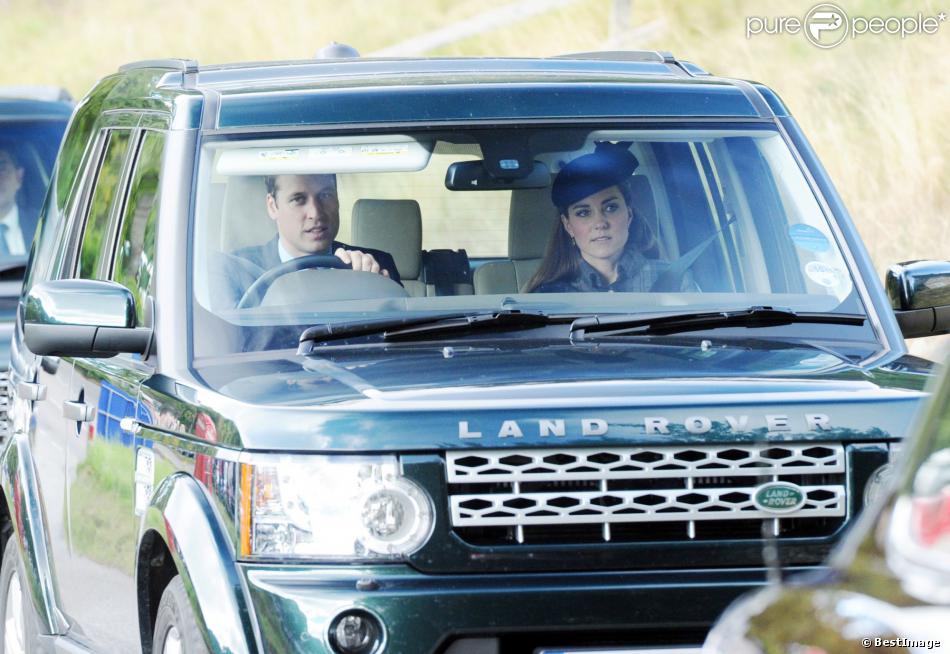 Kate and William driving LR4 1246195-le-prince-william-et-catherine-kate-950x0-2.jpg