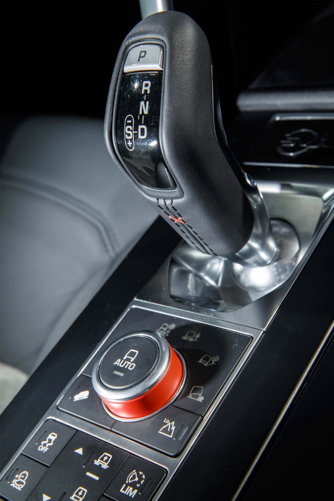 Land-Rover-Discovery-SVX-interior.jpg