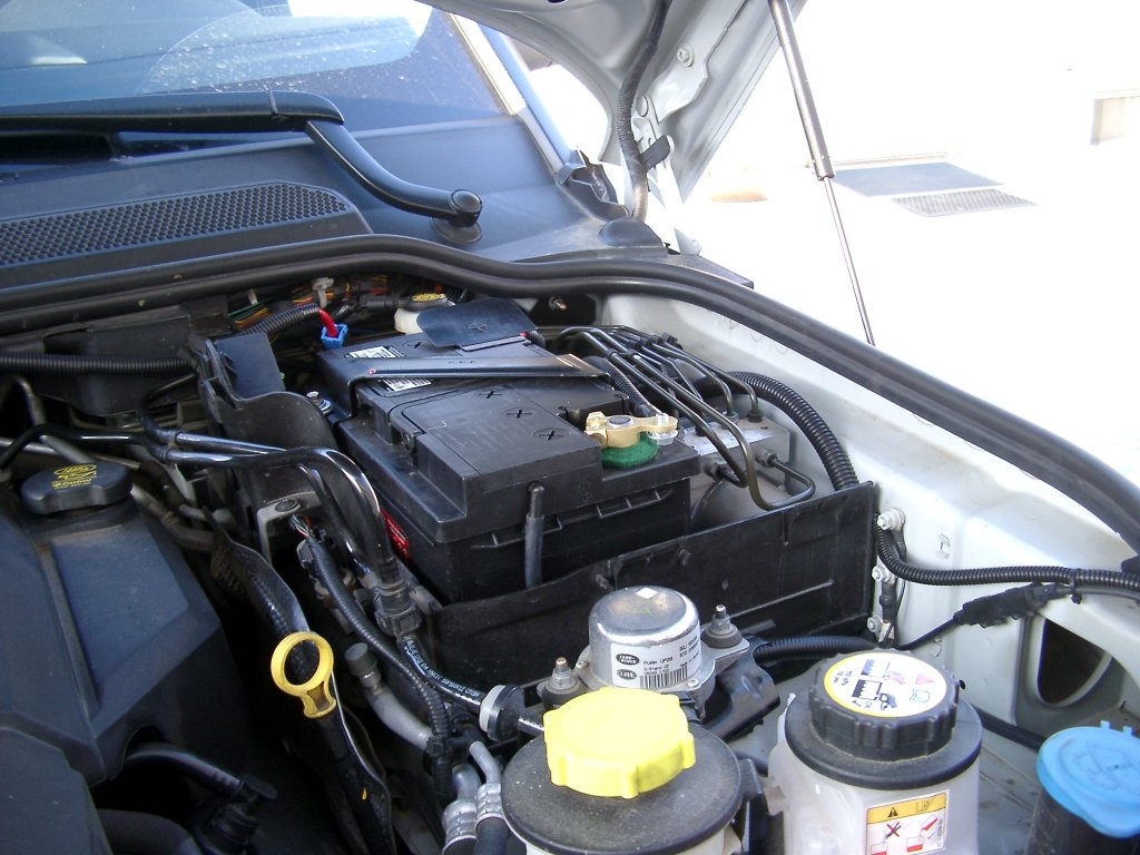 LR3 Aux Battery from front left 50.JPG