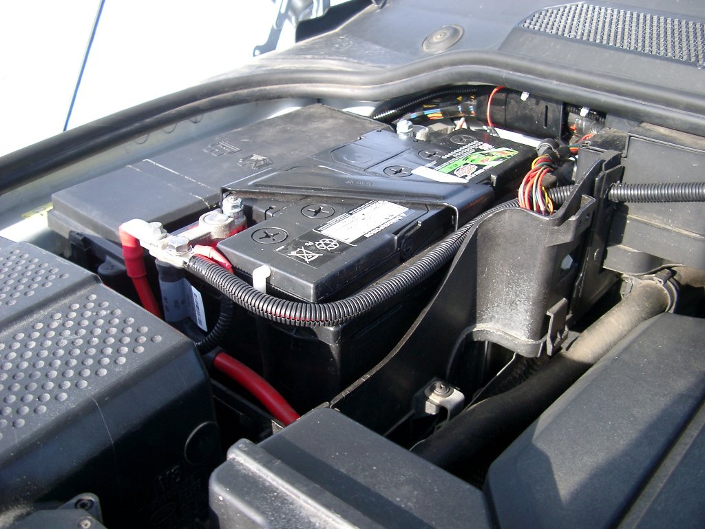 Main Battery showing cable around corner 0437.JPG