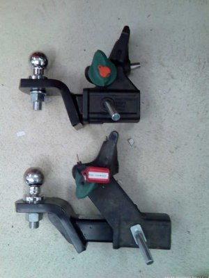 LR3 and 4 NAS trailer hitches original and newer.jpg