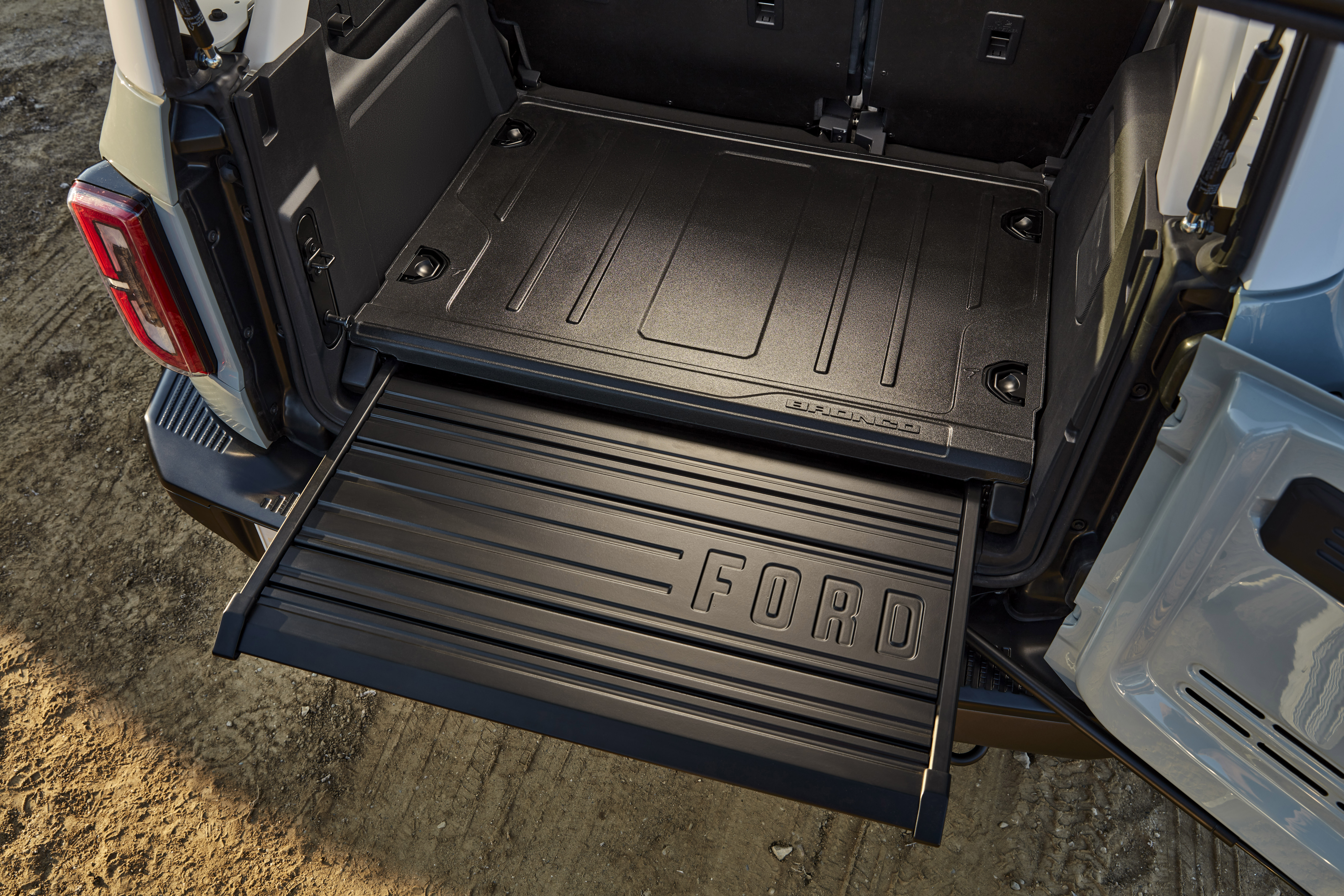 Bronco_4dr_features_12.jpg